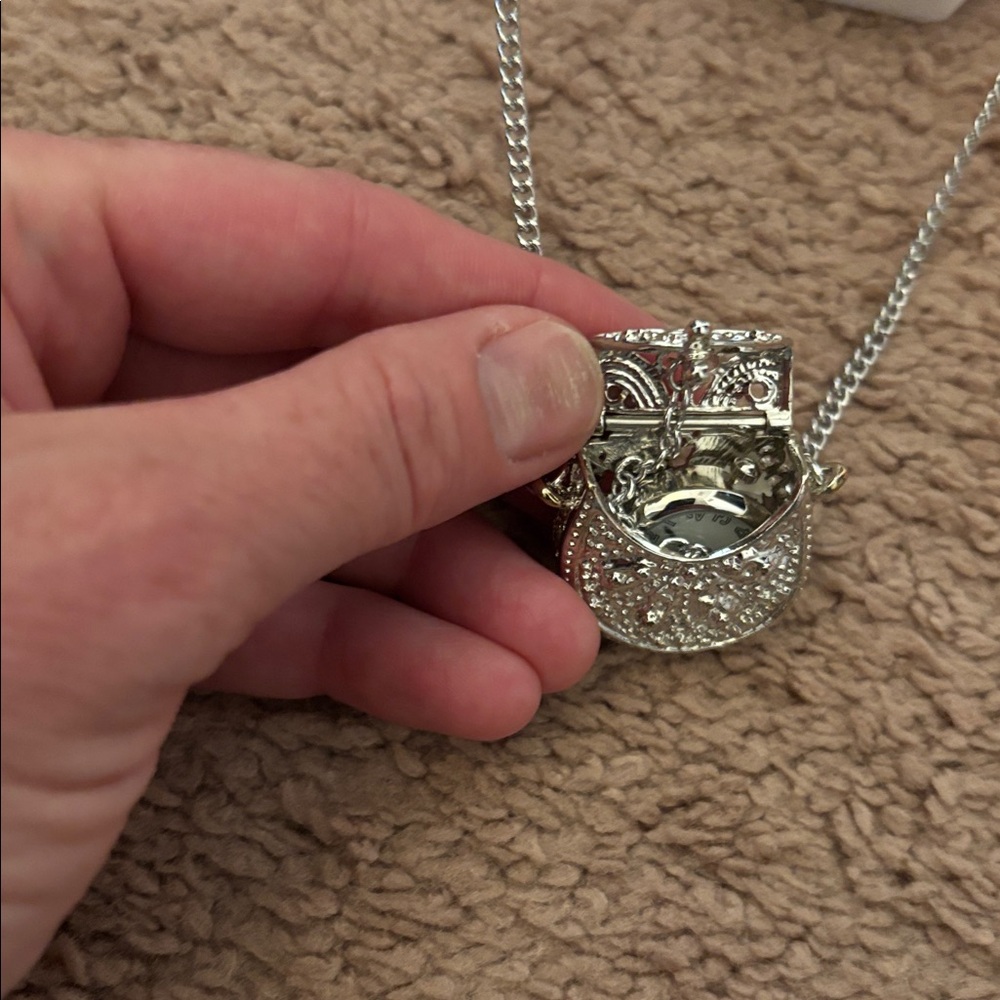 QVC vintage necklace with hidden pocket watch inside purse very unique - Picture 4 of 6